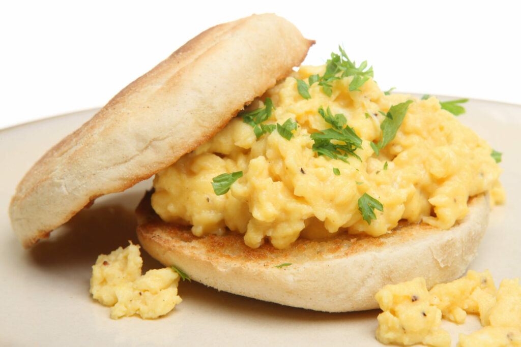 bữa sáng dinh dưỡng có bánh mì và trứng bác